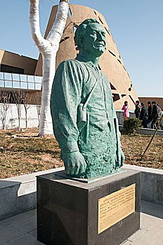 河南省渑池县仰韶文化博物馆广场上的发掘人雕塑
