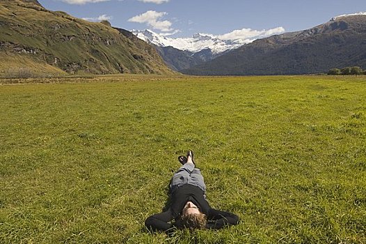 男人,卧,草,山峦,艾斯派林山国家公园,奥塔哥,瓦纳卡,新西兰