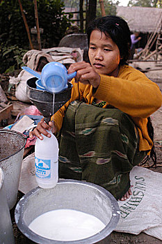 亲属,清新,牛奶,塑料瓶,售出,市场,乡村,靠近,河,缅甸,32岁,婚姻,36岁,13岁