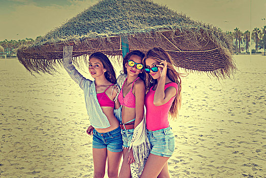 青少年,好友,女孩,茅草屋顶,伞,乐趣,海滩