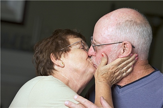 高兴,老年夫妇,吻