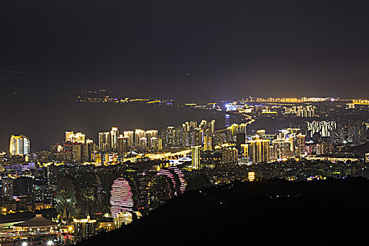 海湾城市夜景天际线