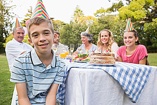 小男孩,看镜头,微笑,生日派对,户外,野餐桌