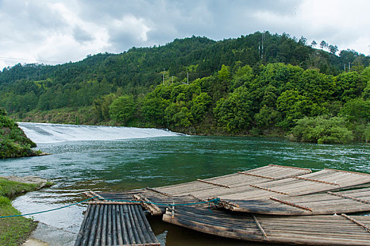 河边成排的木筏