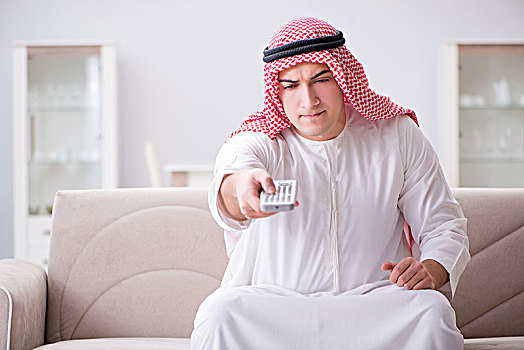 年轻,阿拉伯人,看电视,坐,沙发