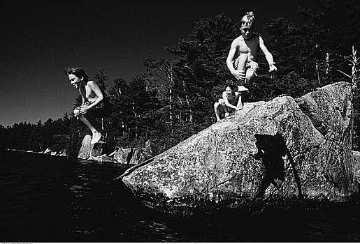 孩子,跳跃,水,石头,贝尔格莱德湖区,缅因,美国