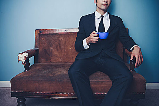 年轻,商务人士,坐,沙发,喝咖啡