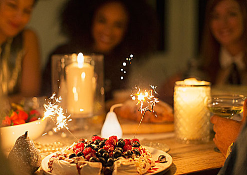 闪闪发光,浆果,奶油水果蛋白饼,甜点,烛光,桌子
