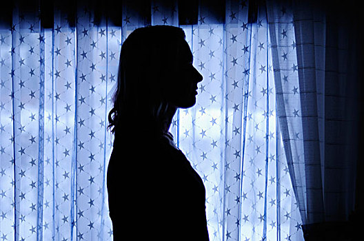 剪影,年轻,女人,旁侧,窗户,蓝色,帘,芬兰