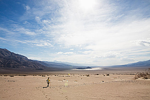 长途旅行者,走,死亡谷国家公园,加利福尼亚,美国