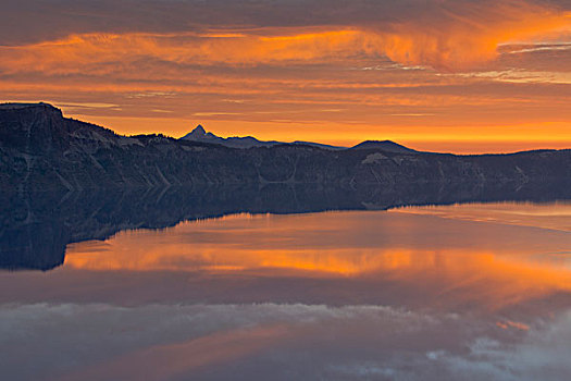 日出,火山湖国家公园,俄勒冈,美国