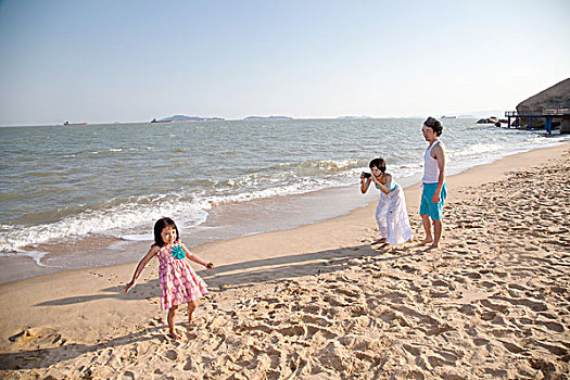 一家人在海边玩乐