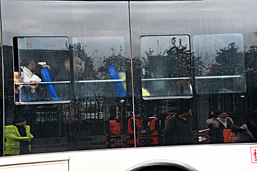 公交车,巴士,公交站台,倒影,影子,玻璃