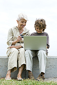 祖母,孙子,使用笔记本,户外,网上购物