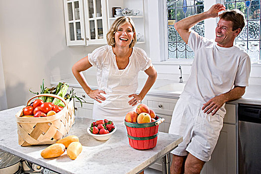中年,夫妻,笑,厨房,新鲜水果,蔬菜
