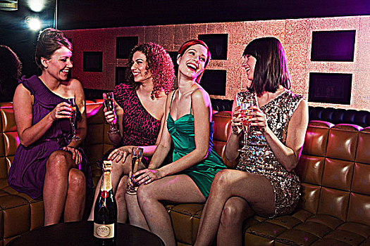 四个,女青年,享受,香槟,夜总会