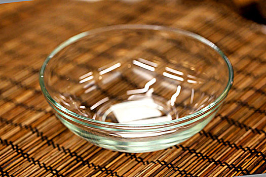 一个透明的玻璃碗