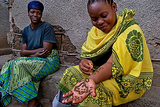 坐,户外,家,女人,散沫花染料,乡村,阿鲁沙,区域,坦桑尼亚,十二月,2008年