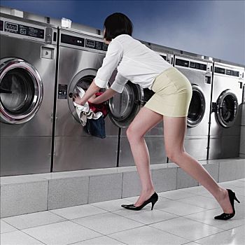 女人,放,衣服,洗衣机