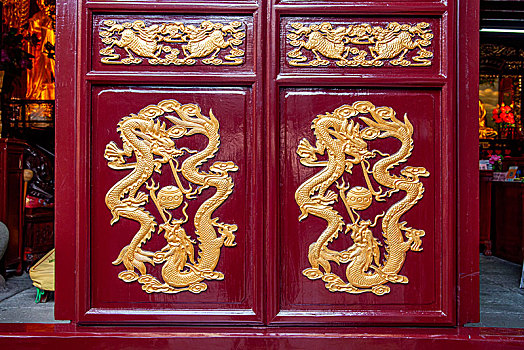 宁波月湖公园宁波佛教居士林寺院的门上,腾龙,图案