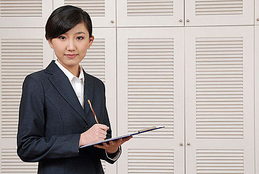 一個拿文件夾的商務(wù)女士