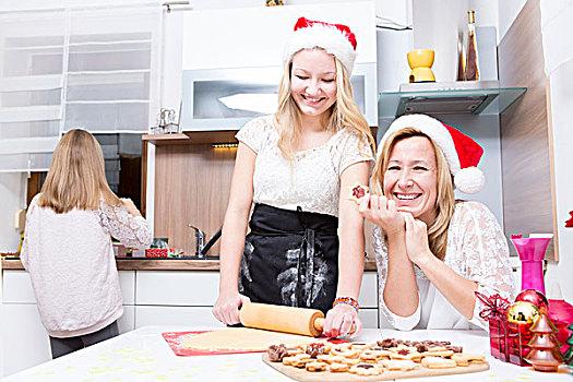 母亲,女儿,厨房,烘制,圣诞节,饼干