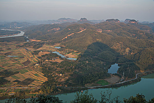 山,丹霞,河流,蓝天,黄昏,大气,田野,水电站,村庄,驴友,旅行,地质公园,丹霞地貌,绿色,灌木,树,草,水潭,素材,平面设计