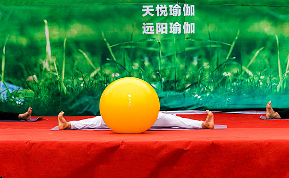 河南滑县：女性练习瑜伽健身