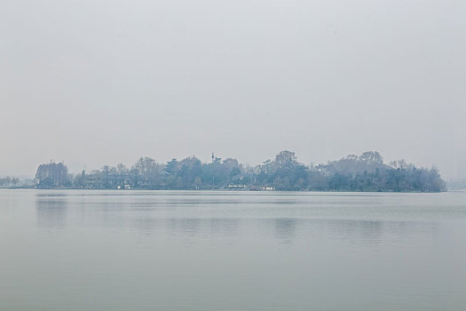 雾霭中的江苏南京玄武湖公园