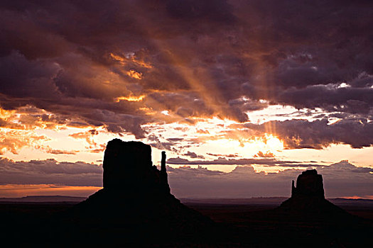 连指手套,日出,纪念碑谷纳瓦霍部落公园,亚利桑那