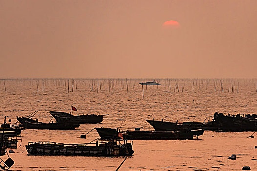 海湾渔船黄昏