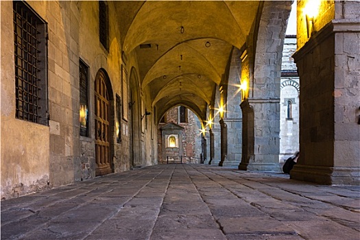托斯卡纳,中世纪,柱廊