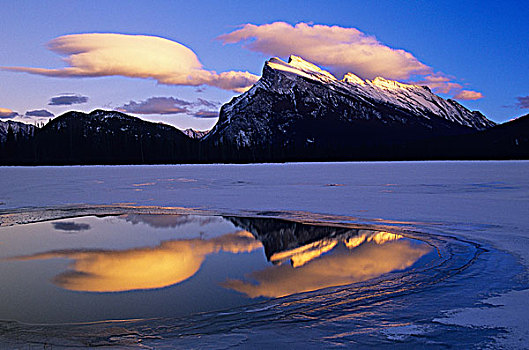 伦多山,反射,弗米利恩湖,班芙国家公园,艾伯塔省,加拿大