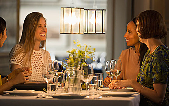 微笑,女人,朋友,就餐,喝,葡萄酒,餐厅桌子