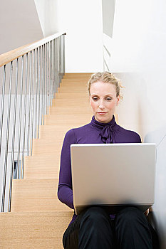中年,女人,坐,楼梯,笔记本电脑