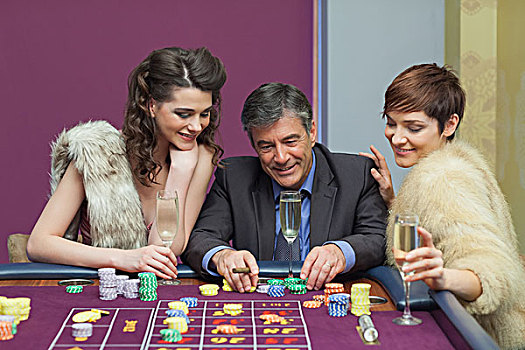 男人,两个女人,交谈,轮盘赌,赌场