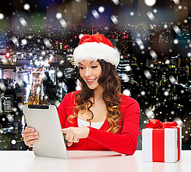 圣诞节,休假,科技,人,概念,微笑,女人,圣诞老人,帽子,礼盒,平板电脑,电脑,上方,雪,夜晚,城市,背景