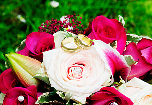金色,婚戒,新娘手花,粉色,玫瑰