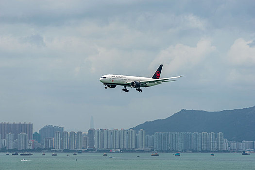 一架加拿大航空的客机正降落在香港国际机场