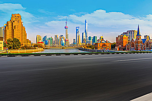 沥青地面和上海陆家嘴金融中心建筑群