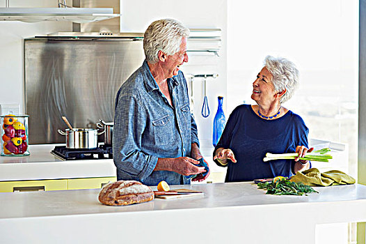 高兴,老年,夫妻,做饭,厨房