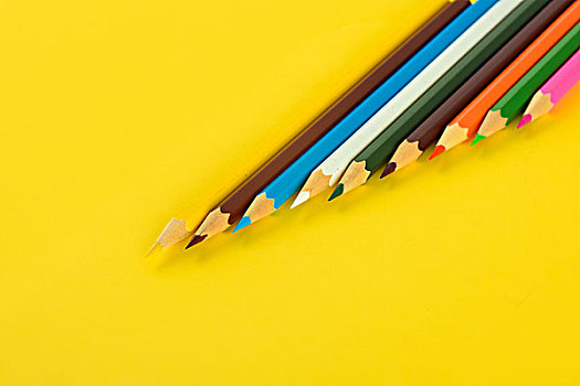 黄色背景的彩色铅笔