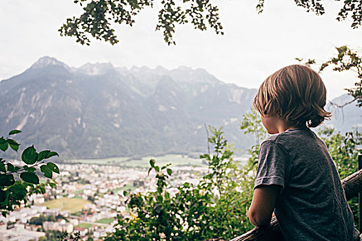 后视图,男孩,观景,山脉,布鲁登茨,奥地利