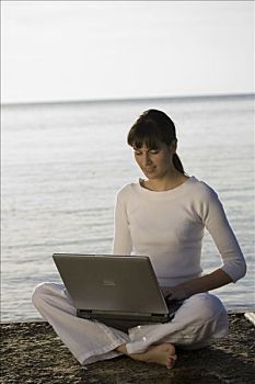 坐,女人,双腿交叉,海边,笔记本电脑,膝