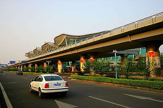 重庆江北机场停车场公路与机场公路高架桥