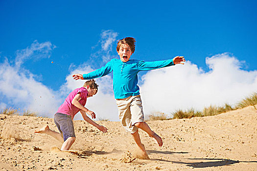 两个男孩,跑,沙丘