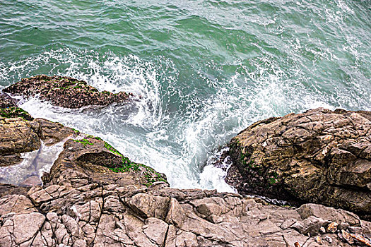 海浪拍打在岩石上