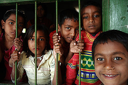 一群孩子,库尔纳市,孟加拉,一月,2008年