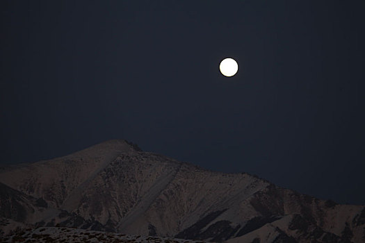 大寒逢十五,满月照天山