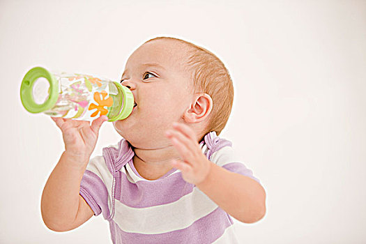 女婴,饮用水,奶瓶